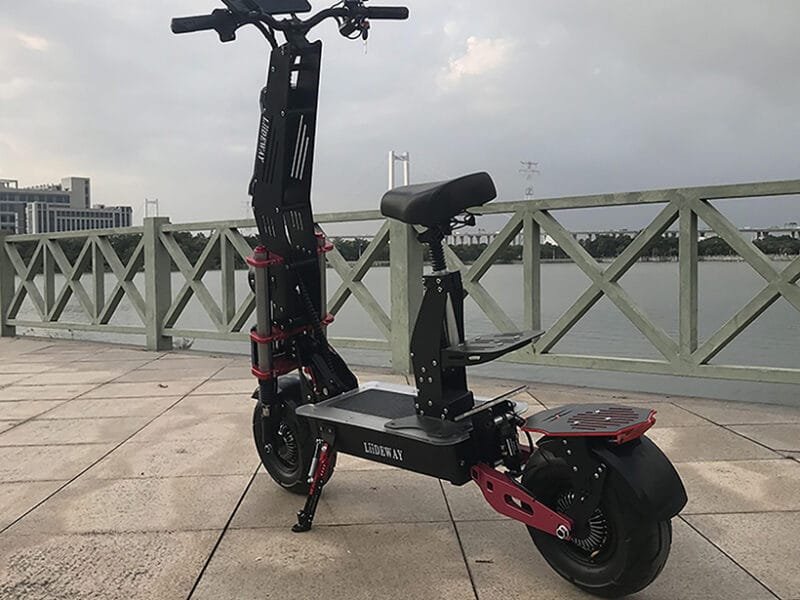 Quelle est la fréquence recommandée pour l'entretien d'une trottinette électrique ?