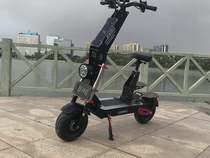 Quels sont les accessoires disponibles pour améliorer le confort d'une trottinette électrique ?